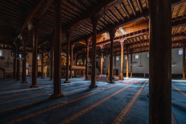 Konya Beysehir 'deki Esrefoğlu Camii' nin içi ahşap sütunları ve halılarıyla dolu.