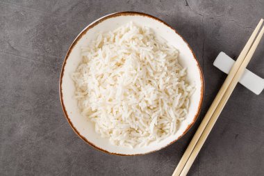 Basit bir kase buğulanmış beyaz pirinç, Asya yemekleri için ideal meze.