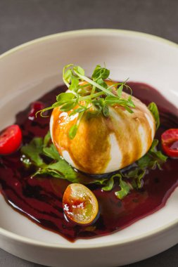 Pancar soslu kremalı burrata peyniri, roka ve vişneli domates.