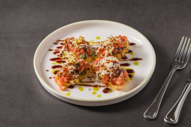 Domates, peynir, fesleğen ve balzamik çiselemeli gevrek bruschetta.