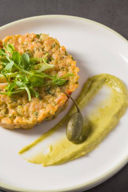 Bezelye püresi ve mikro yeşil garnitürlü fırında sebze köftesi.