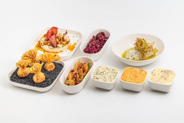 Sofrada soslu, soslu ve sebzeli çeşitli mezeler.