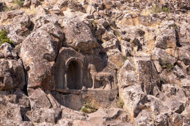 Tarihin engebeli uçurumlarına oyulmuş antik kaya tasarımı.