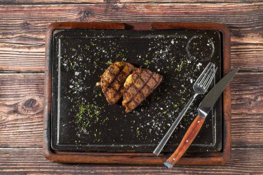 Biftek lokantasında taşın üstünde ızgara çedar peynirli köfte.