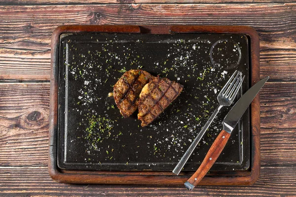 Biftek lokantasında taşın üstünde ızgara çedar peynirli köfte.