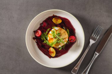 Pancar soslu kremalı burrata peyniri, roka ve vişneli domates.