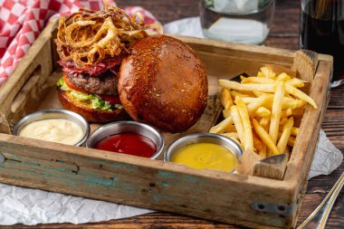 Pastırmalı gurme sığır burger, çedar, karamelli soğan ve patates kızartması.