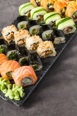 Wasabi, soya sosu ve zencefil ile servis edilen çeşitli suşi ruloları.