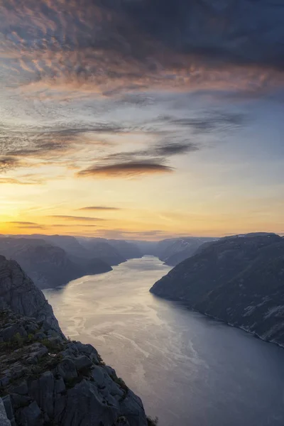 ノルウェーのライセフィヨルドは美しい風景で ストックフォト