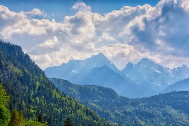 Neuschwanstein Şatosu Bavyera Alpleri'nde, Almanya. Ünlü dönüm noktası