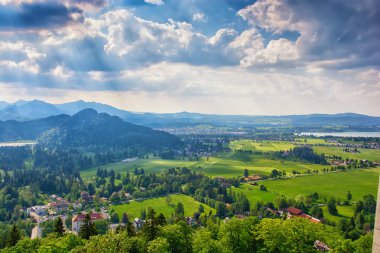 Neuschwanstein Şatosu Bavyera Alpleri'nde, Almanya. Ünlü dönüm noktası