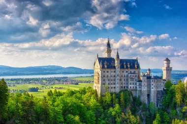 Neuschwanstein Şatosu Bavyera Alpleri'nde, Almanya. Ünlü dönüm noktası
