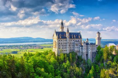 Neuschwanstein Şatosu Bavyera Alpleri'nde, Almanya. Ünlü dönüm noktası