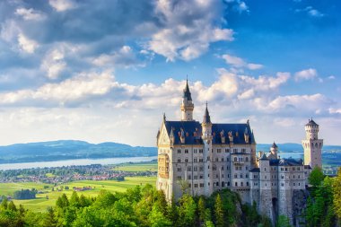 Neuschwanstein Şatosu Bavyera Alpleri'nde, Almanya. Ünlü dönüm noktası
