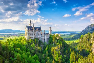 Neuschwanstein Şatosu Bavyera Alpleri'nde, Almanya. Ünlü dönüm noktası