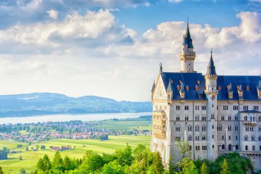 Neuschwanstein Şatosu Bavyera Alpleri'nde, Almanya. Ünlü dönüm noktası