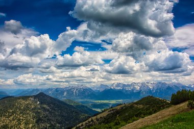 Garmisch Partenkirchen Bavyera yakınındaki manzara. Almanya
