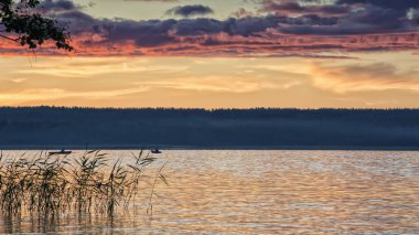 Güneşin doğuşu ve gecenin gökyüzü manzarası