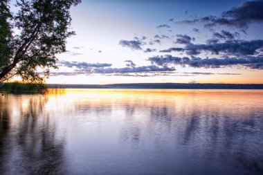 Güneşin doğuşu ve gecenin gökyüzü manzarası