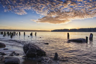 Güneşin doğuşu ve gecenin gökyüzü manzarası