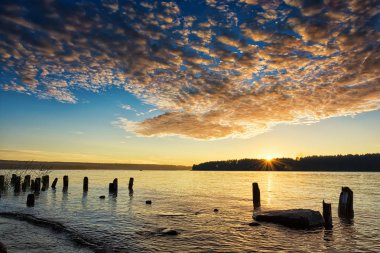 Güneşin doğuşu ve gecenin gökyüzü manzarası