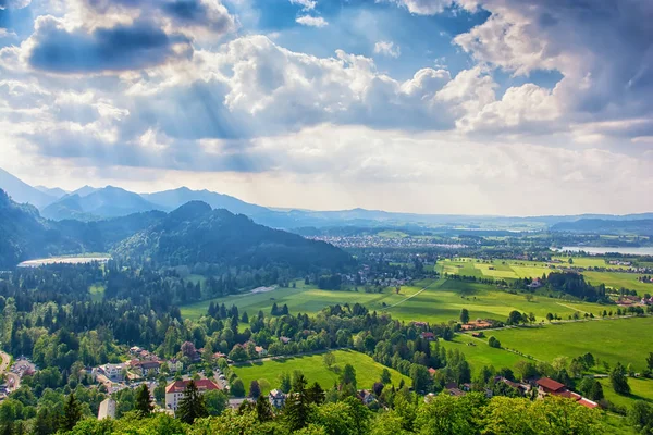 Neuschwanstein Şatosu Bavyera Alpleri'nde, Almanya. Ünlü dönüm noktası