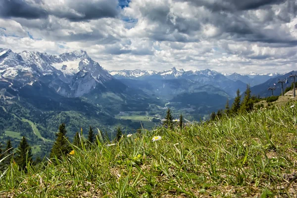 Garmisch Partenkirchen Bavyera yakınındaki manzara. Almanya