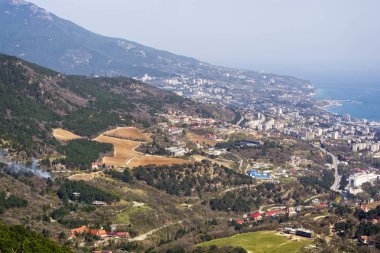 Yalta ve denizin bir yükseklikten görünümü