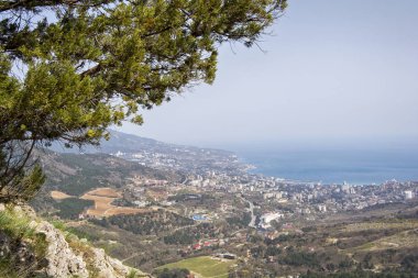 Yalta ve denizin bir yükseklikten görünümü