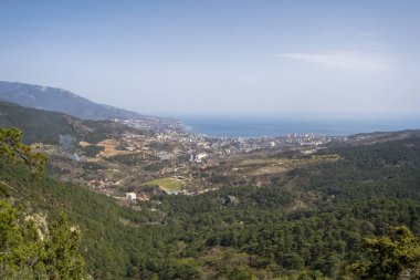 Yalta ve denizin bir yükseklikten görünümü