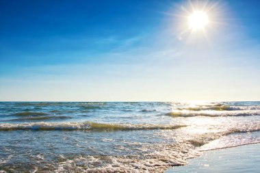 Gün ışığı, mavi gökyüzü ile deniz manzarası güzel Panoraması