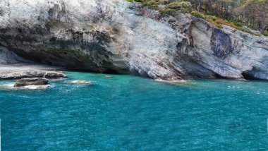 Deniz plaj ve büyük taşlar