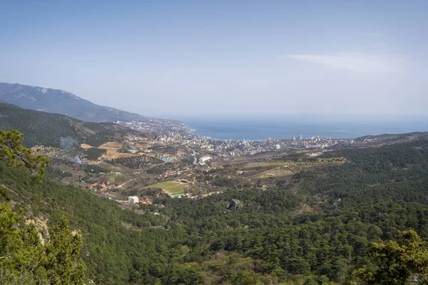 Yalta ve denizin bir yükseklikten görünümü