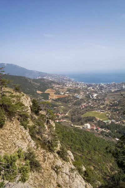 Yalta ve denizin bir yükseklikten görünümü