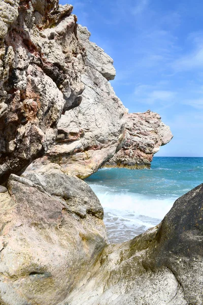 Meeresstrand Und Die Riesigen Steine — Stockfoto