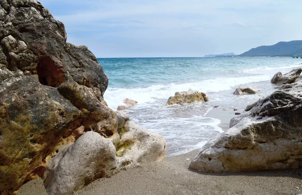 Meeresstrand Und Die Riesigen Steine — Stockfoto
