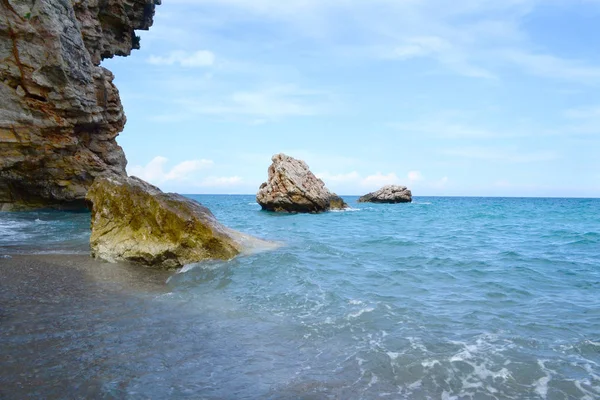 Meeresstrand Und Die Riesigen Steine — Stockfoto