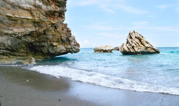 Meeresstrand Und Die Riesigen Steine — Stockfoto