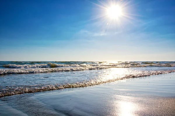 Gün ışığı, mavi gökyüzü ile deniz manzarası güzel Panoraması