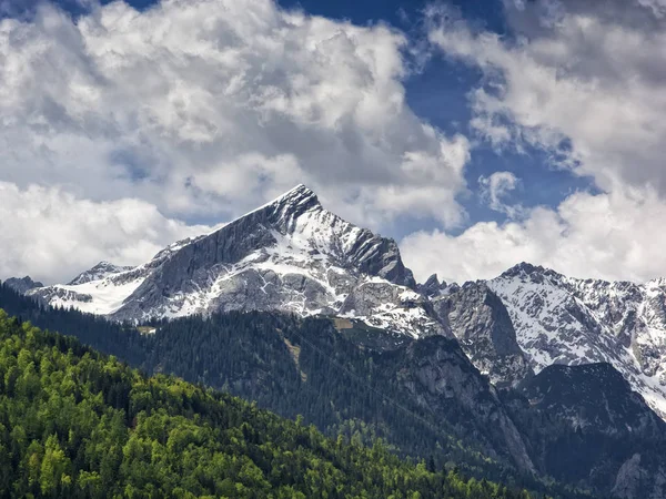 Garmisch Partenkirchen Bavyera yakınındaki manzara. Almanya