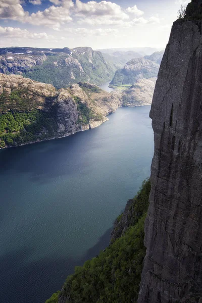 Norveç Lysefjord 'u, çok güzel bir manzara.