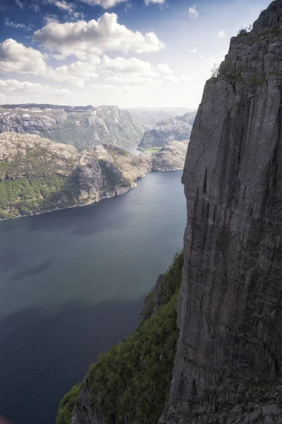 Norveç Lysefjord 'u, çok güzel bir manzara.