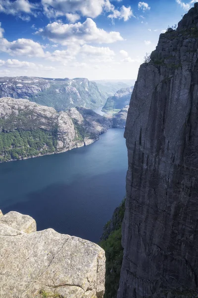 Norveç Lysefjord 'u, çok güzel bir manzara.