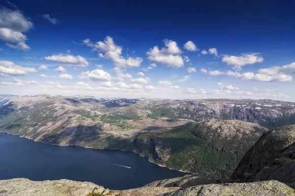 Norveç Lysefjord 'u, çok güzel bir manzara.
