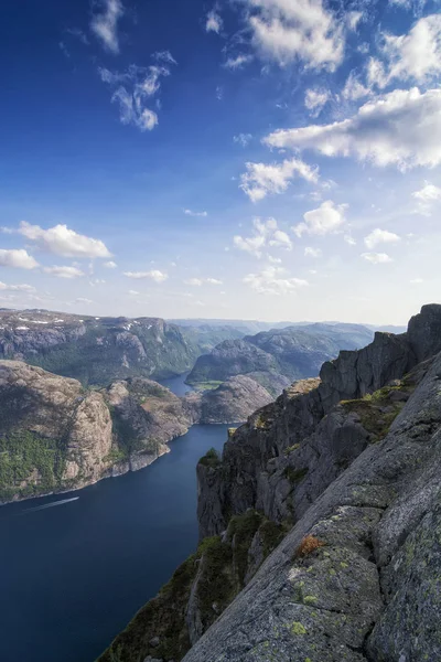 Norveç Lysefjord 'u, çok güzel bir manzara.