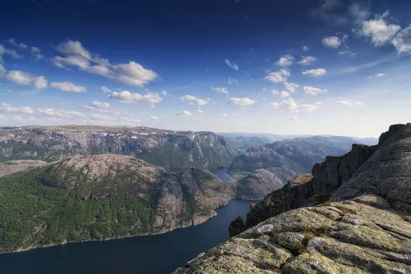 Norveç Lysefjord 'u, çok güzel bir manzara.