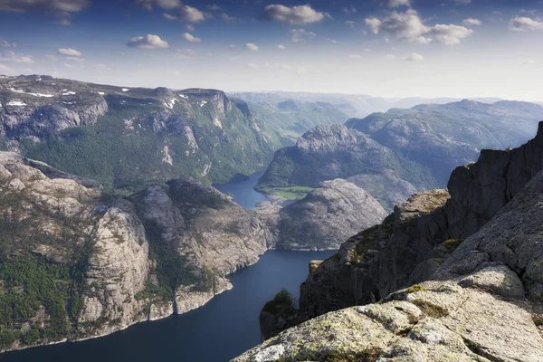 Norveç Lysefjord 'u, çok güzel bir manzara.