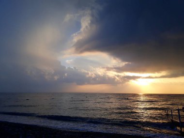 Denizin üzerindeki güzel gün batımının manzarası.