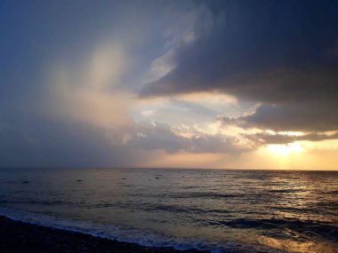 Denizin üzerindeki güzel gün batımının manzarası.
