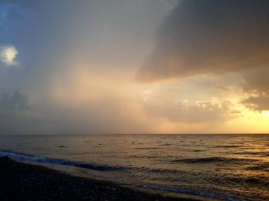 Denizin üzerindeki güzel gün batımının manzarası.